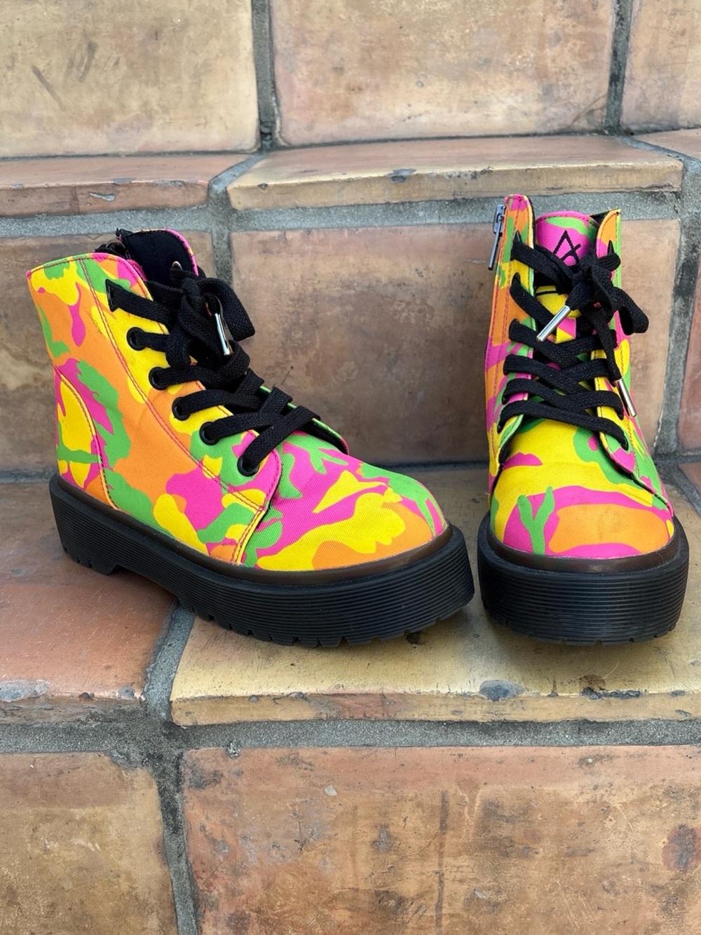 YRU Slayr Neon Camo combat boots
Canvas Lace-Up Side Zip US 8 RAVER MAXIMALIST
